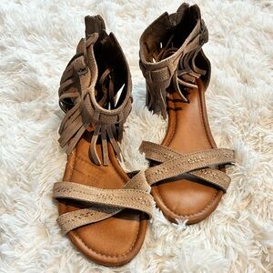 Minnetonka Fringe Genuine Suede Sandals Size 9 | Boho Suede| 1.5 in heel